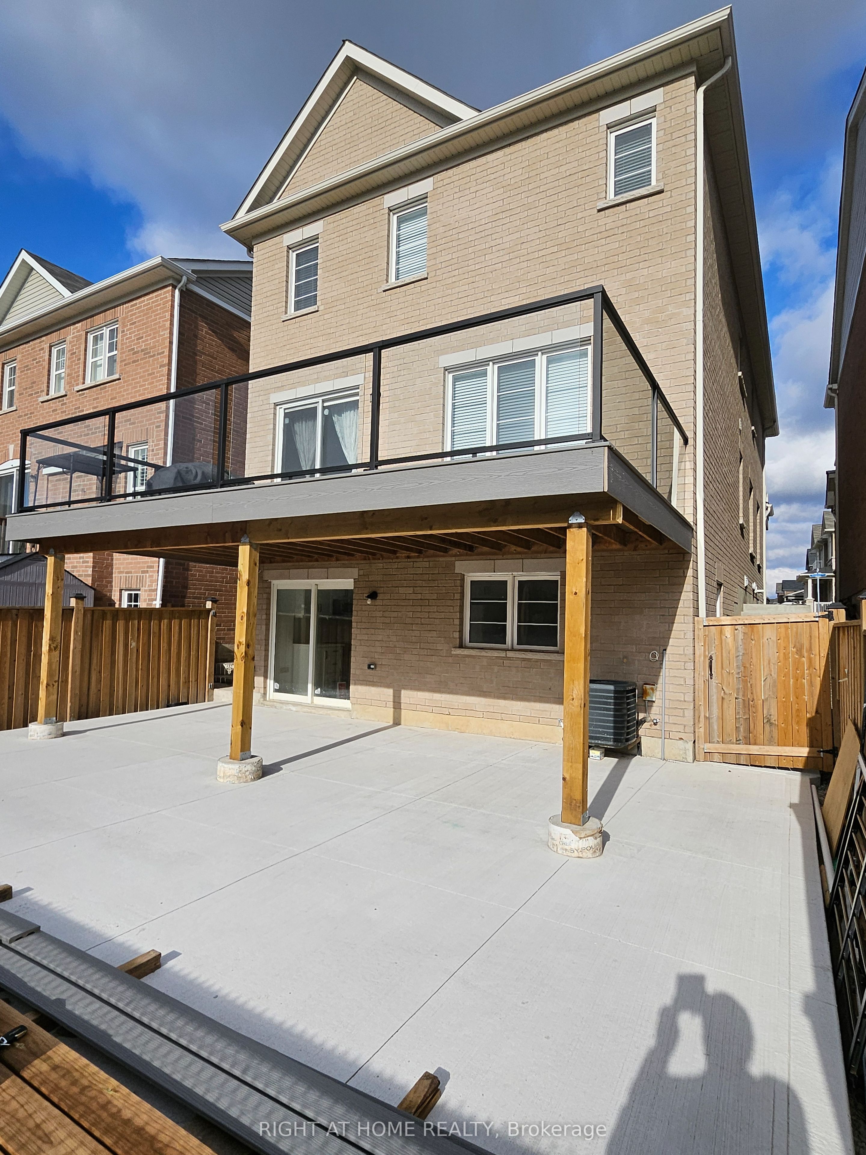 Upper-1206 Duignan Crescent, Milton, ON, L9E 1C2 photo 2