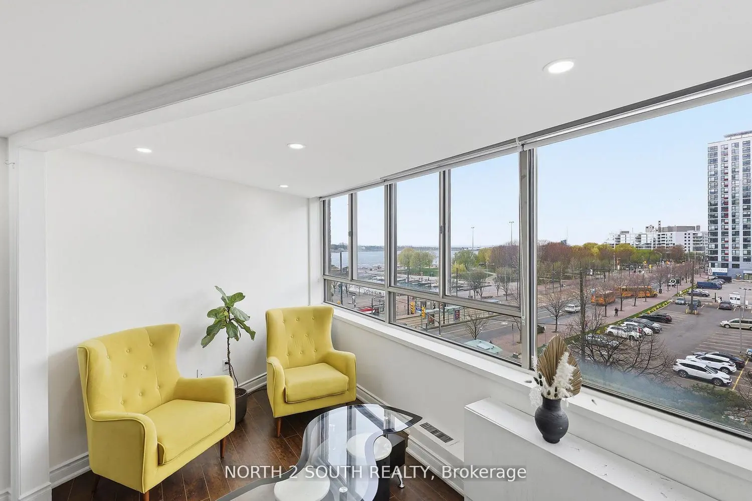 270 Queens Quay 505 photo 4