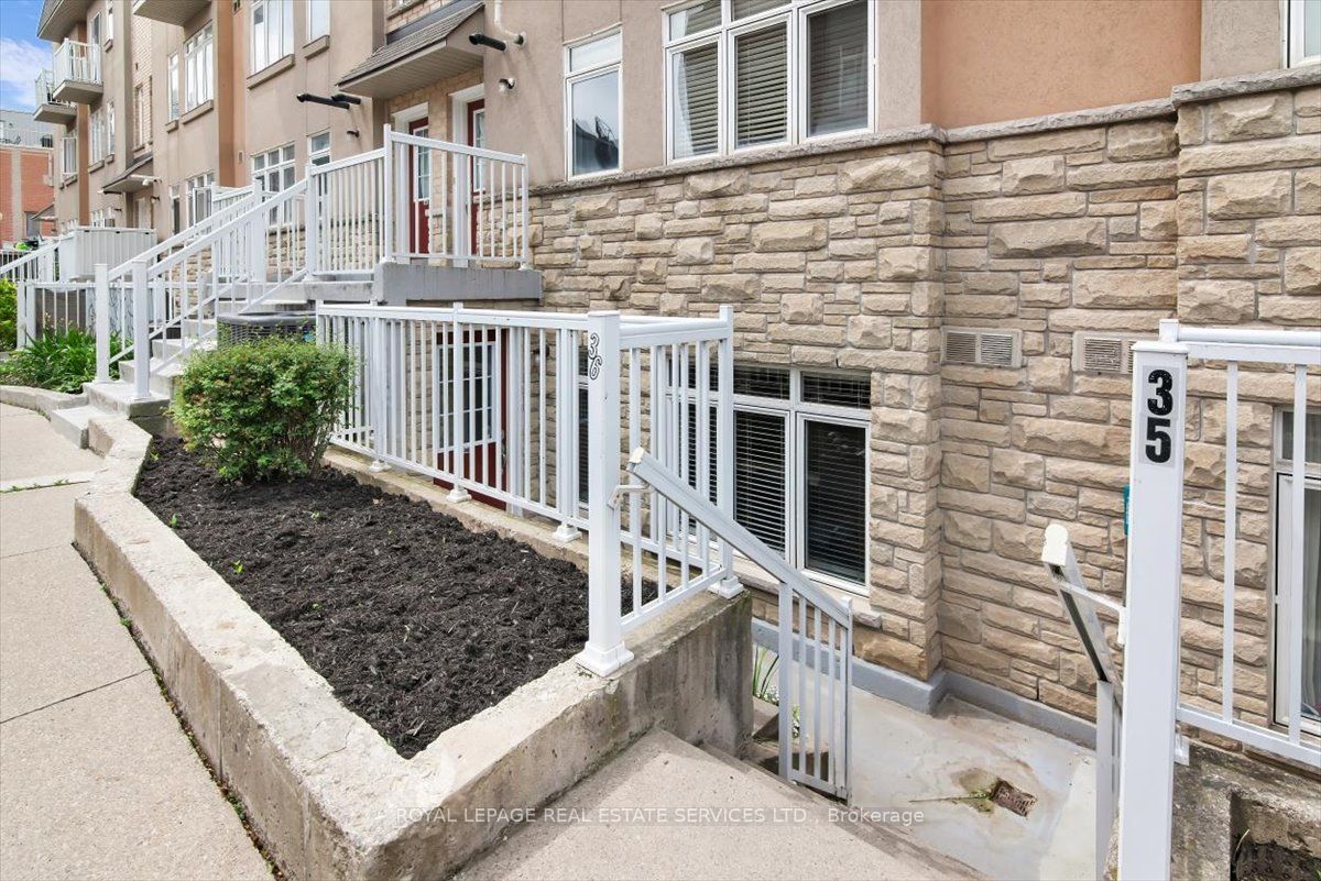 36-30 Turntable Crescent, Toronto, ON, M6H 4K9 photo 2