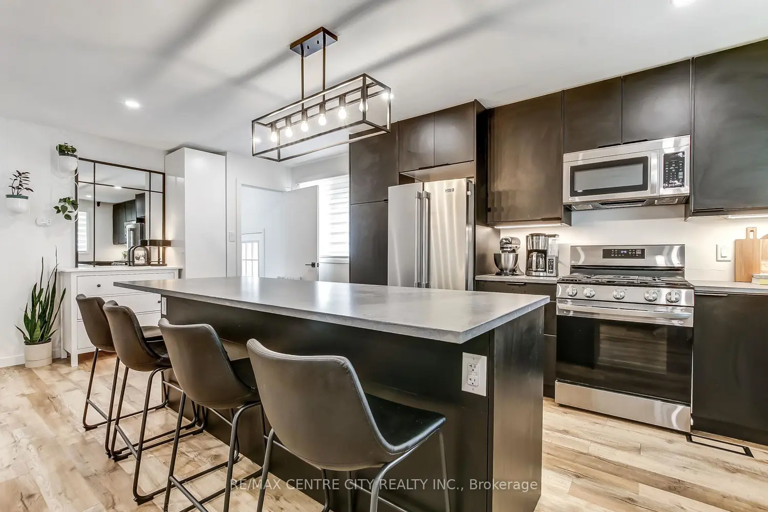 91 Moore Avenue photo 3