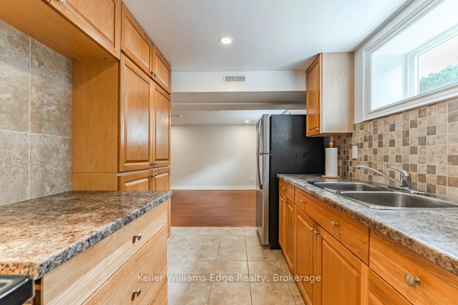 1025 Pinegrove Road photo 4
