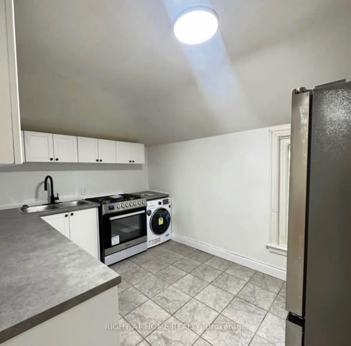 216 John Street N, Hamilton, ON, L8L 4P5