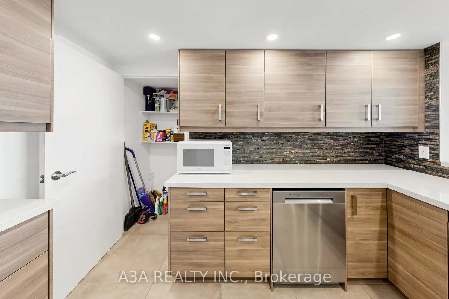 5765 Yonge Street 905 photo 2