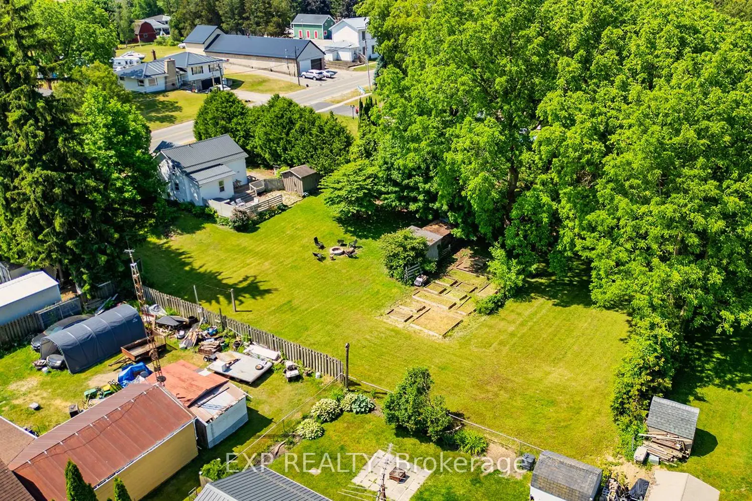 1567 Old Brock Street photo 2