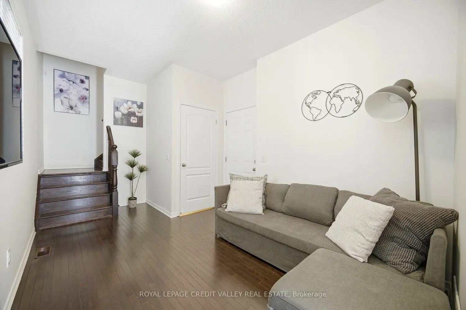 12 Frank Lane photo 3