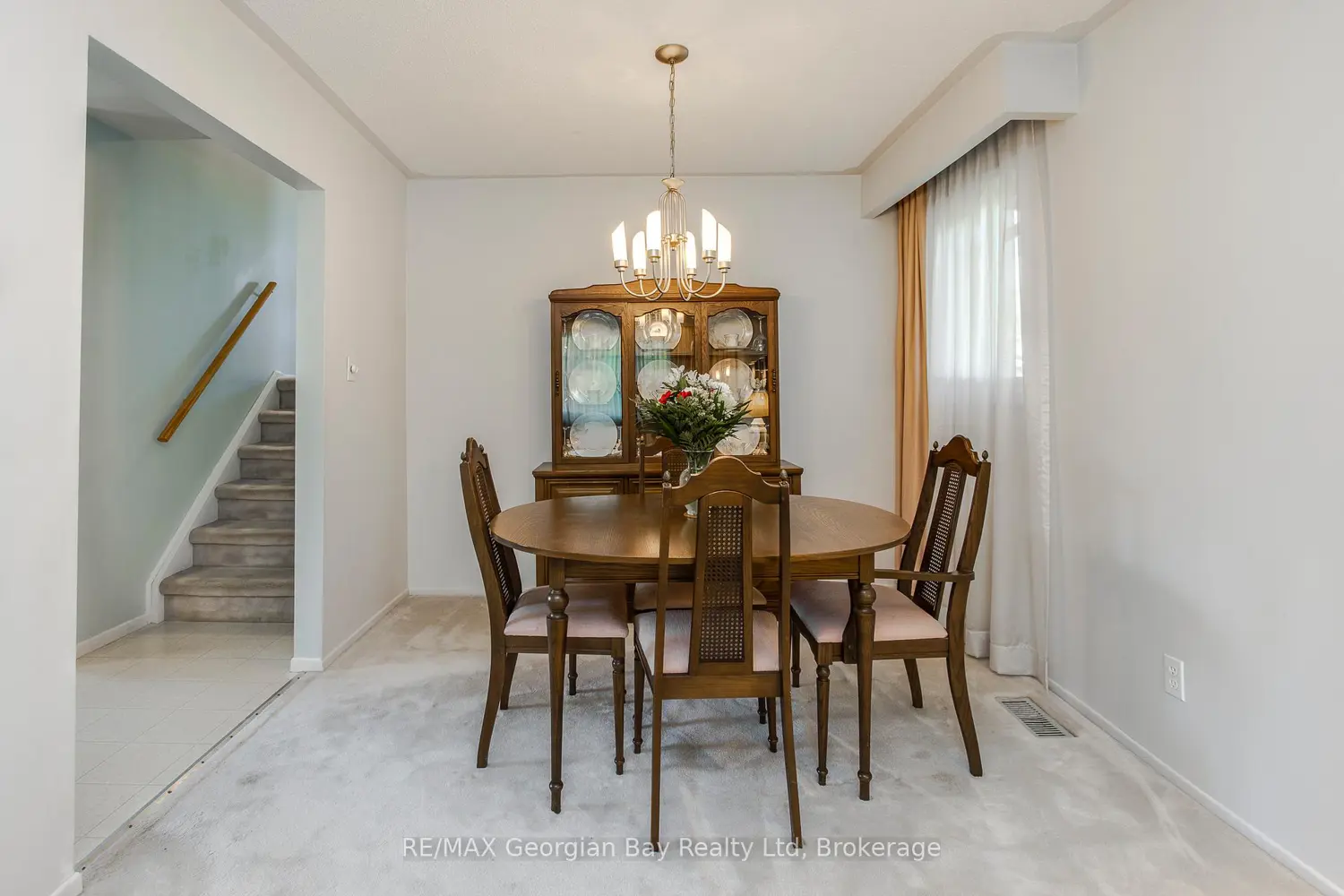1010 Glen Eagles Crescent photo 5