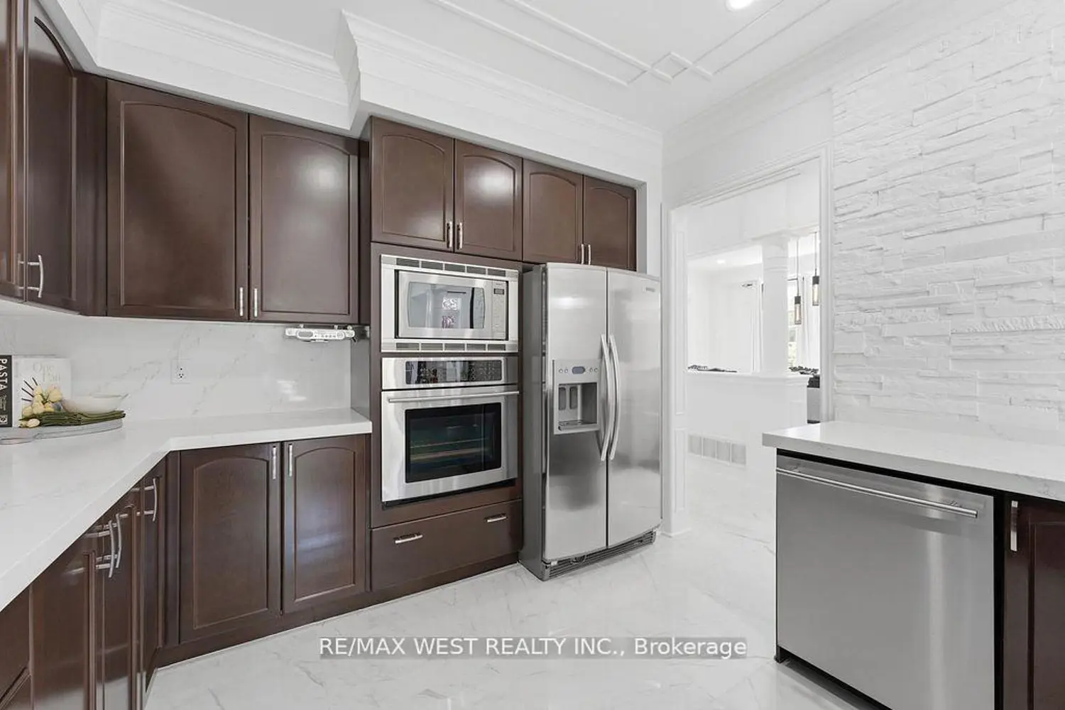 127 Ozner Crescent photo 2