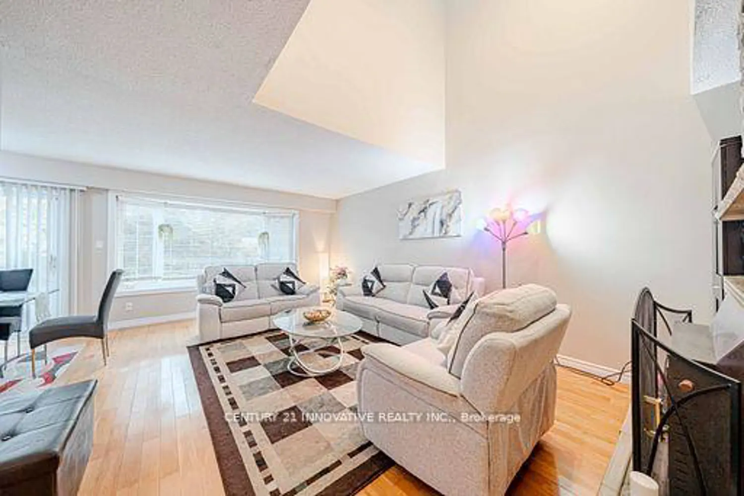 1764 Listowell Crescent photo 3