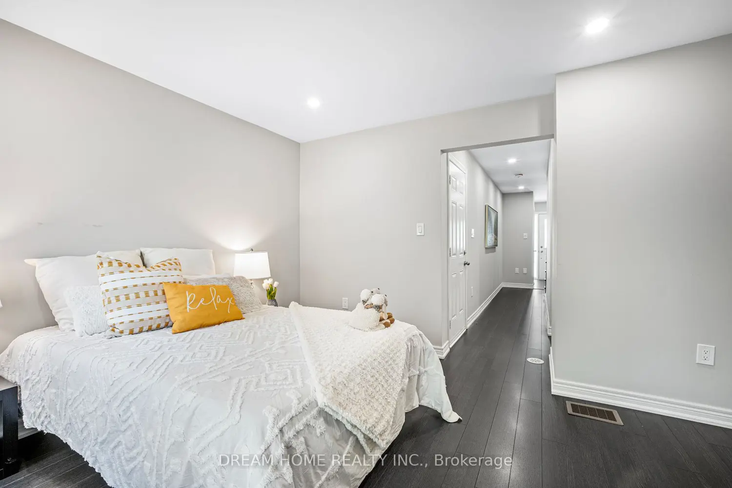 46 Roy Grove Way photo 2