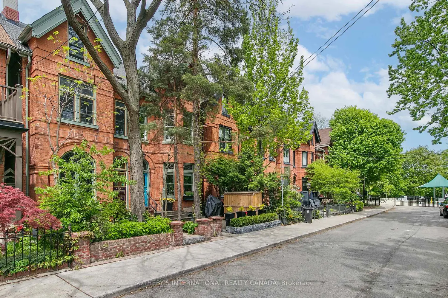 460 Wellesley Street photo 3