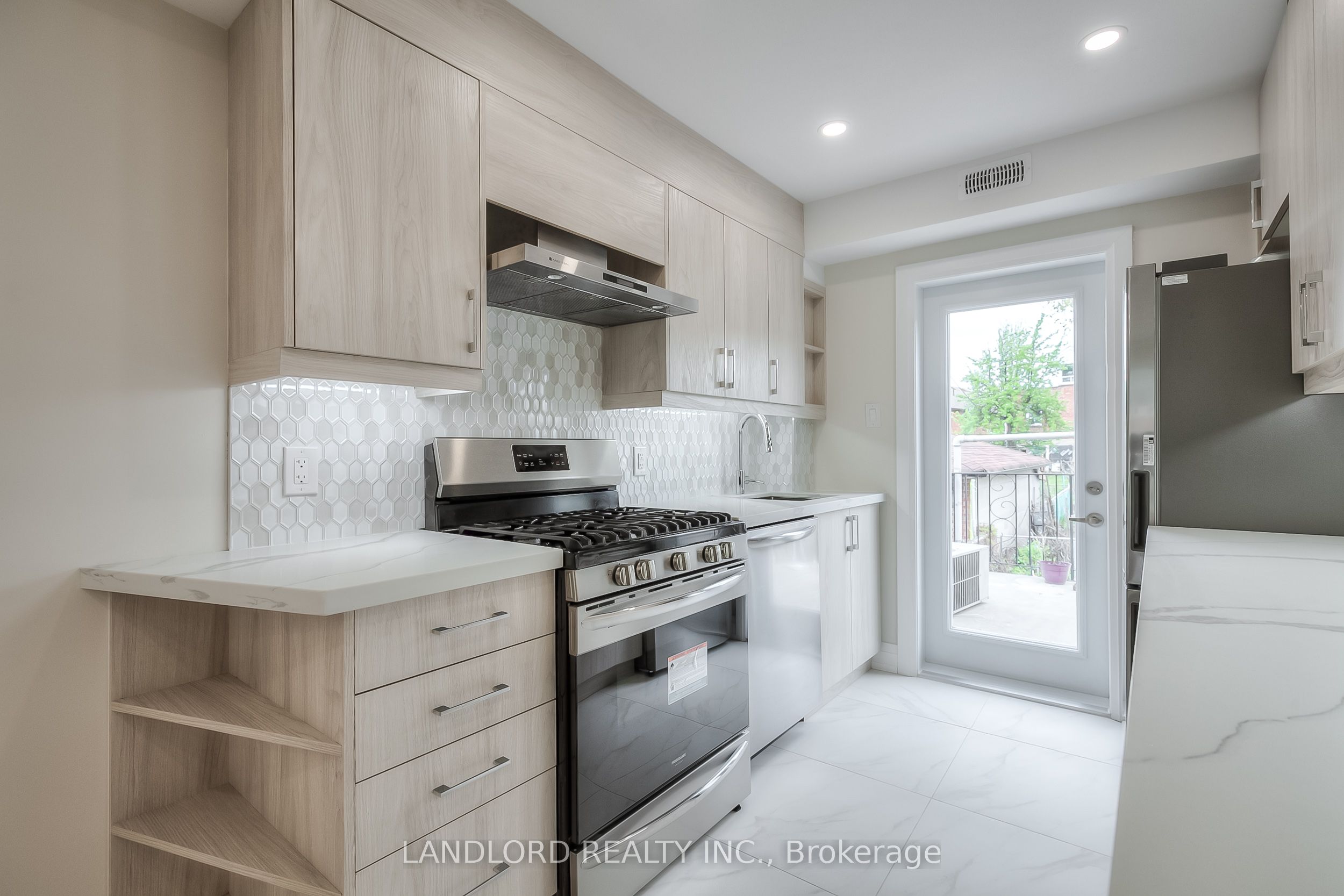 Main-36 Yore Road, Toronto, ON, M6M 1W5 photo 2