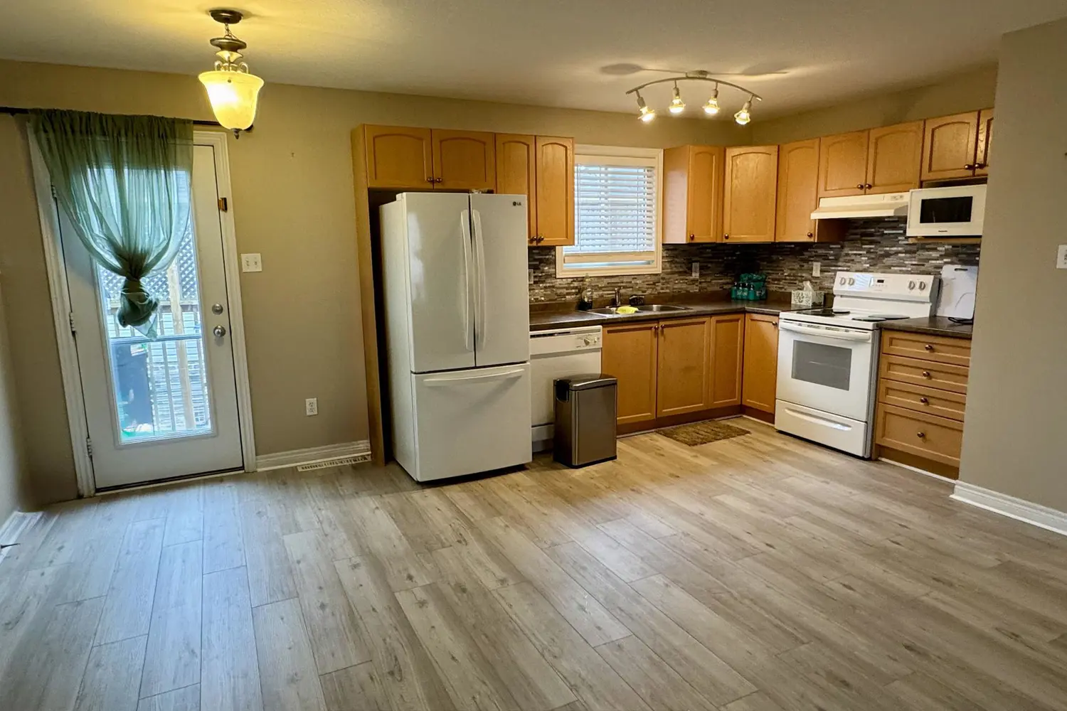 994 Marigold Street photo 3