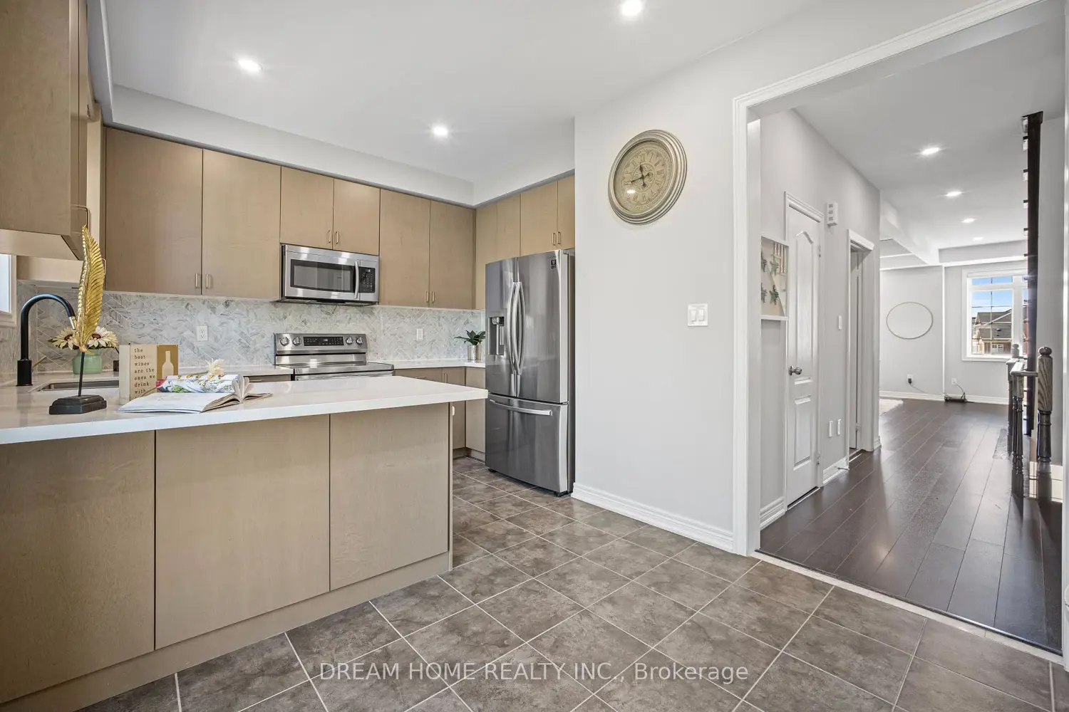 46 Roy Grove Way photo 3