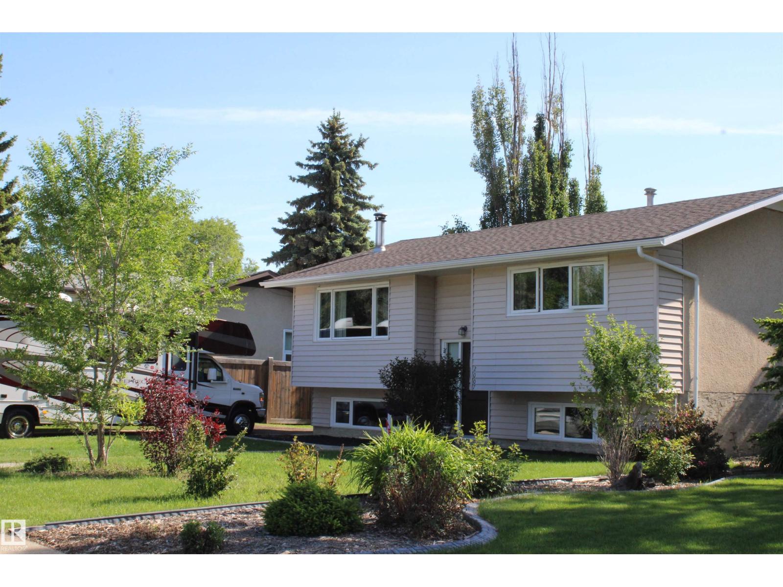 2007 67 Street NW, Edmonton, AB, T6K2H7