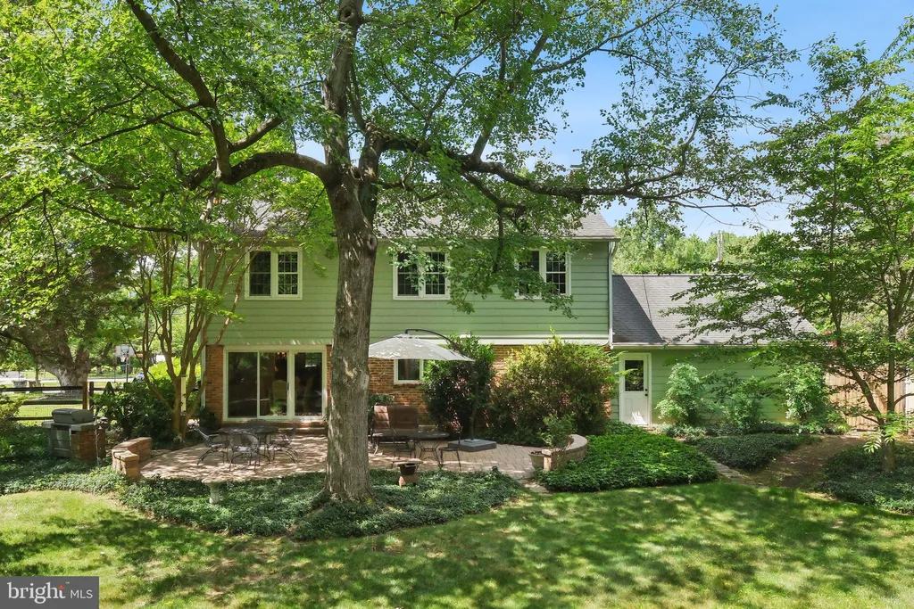 38 Orchard Way N, Potomac, MD 20854
