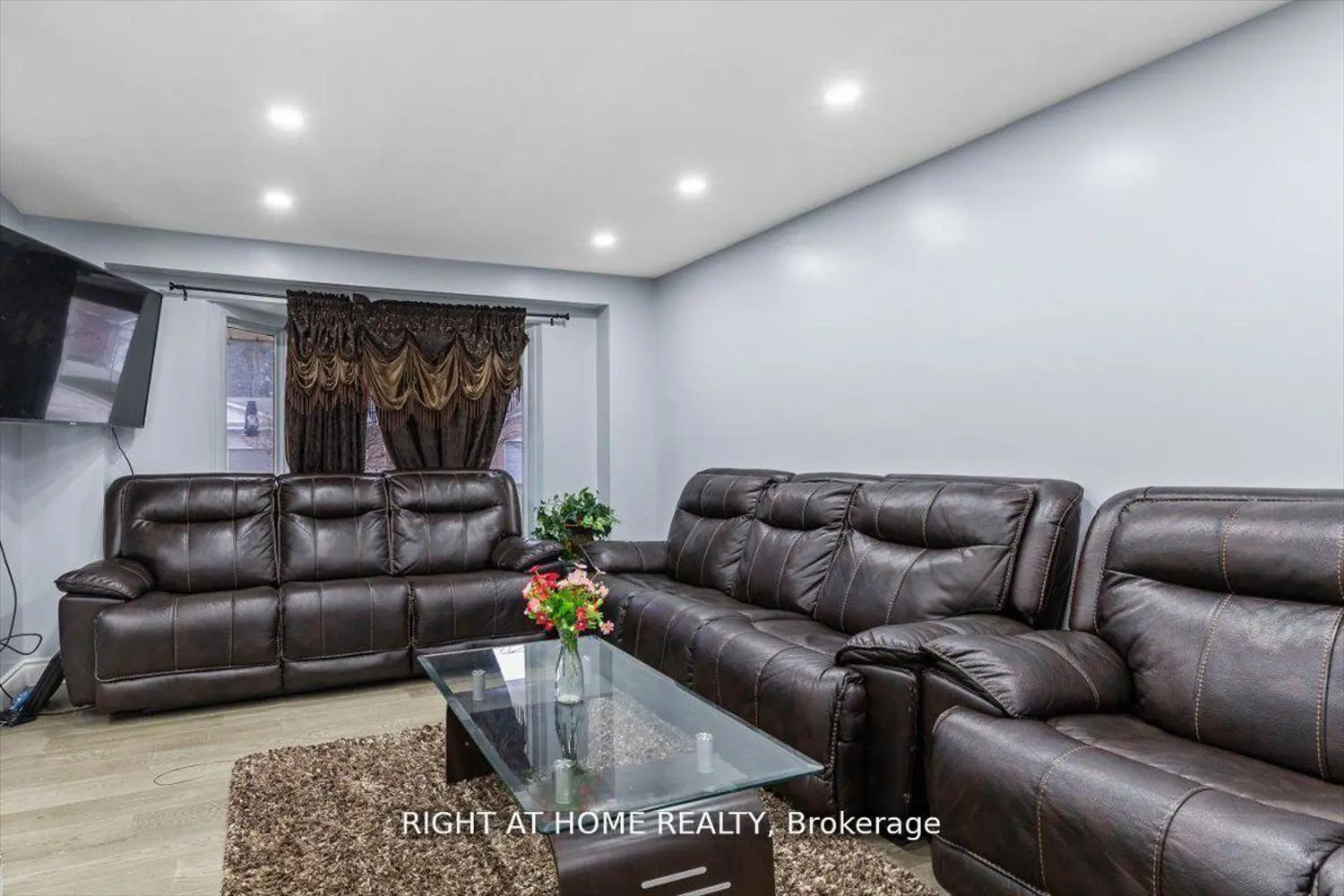 275 Tagge Crescent photo 3