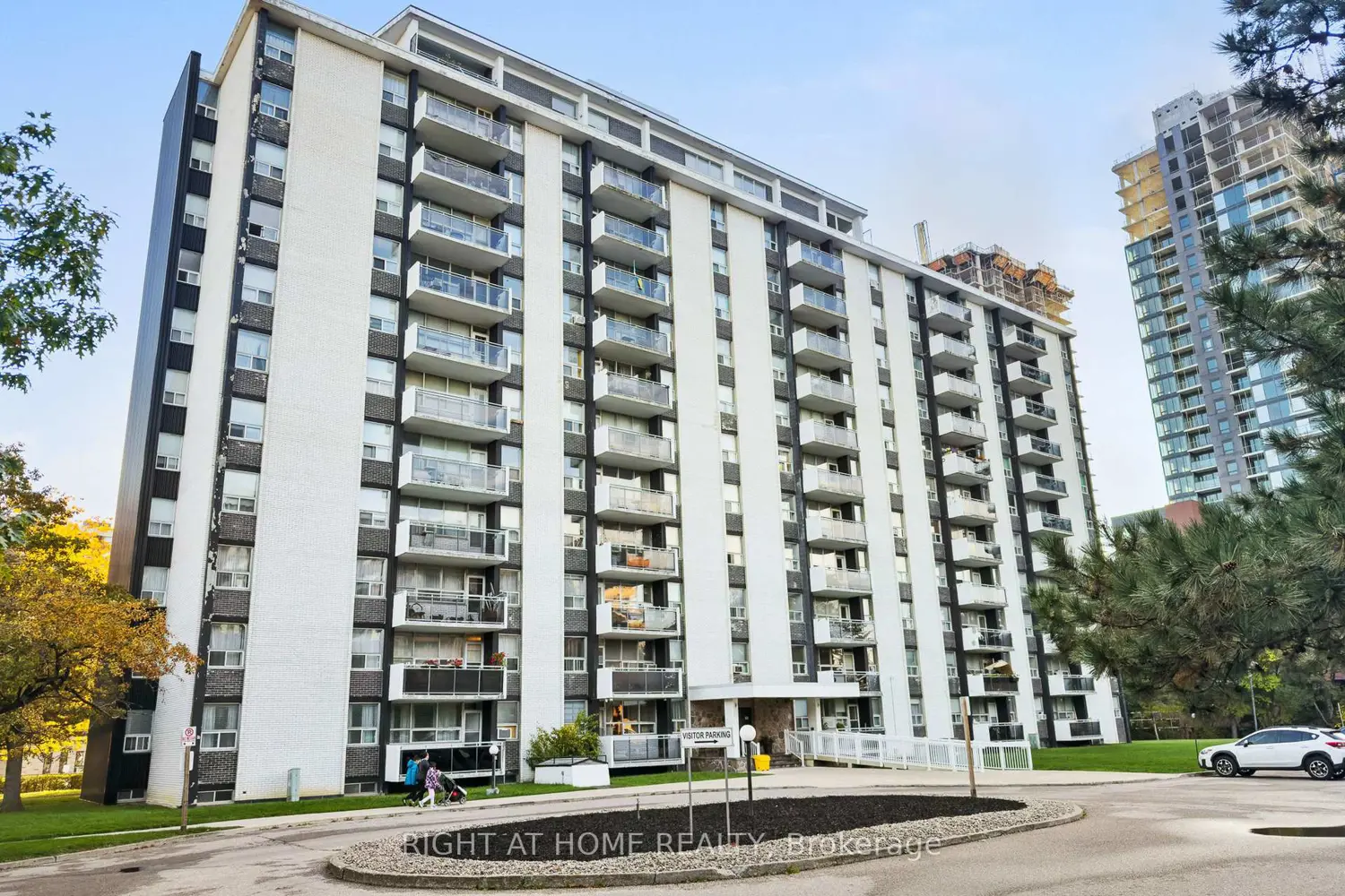 151 Larose Avenue 907