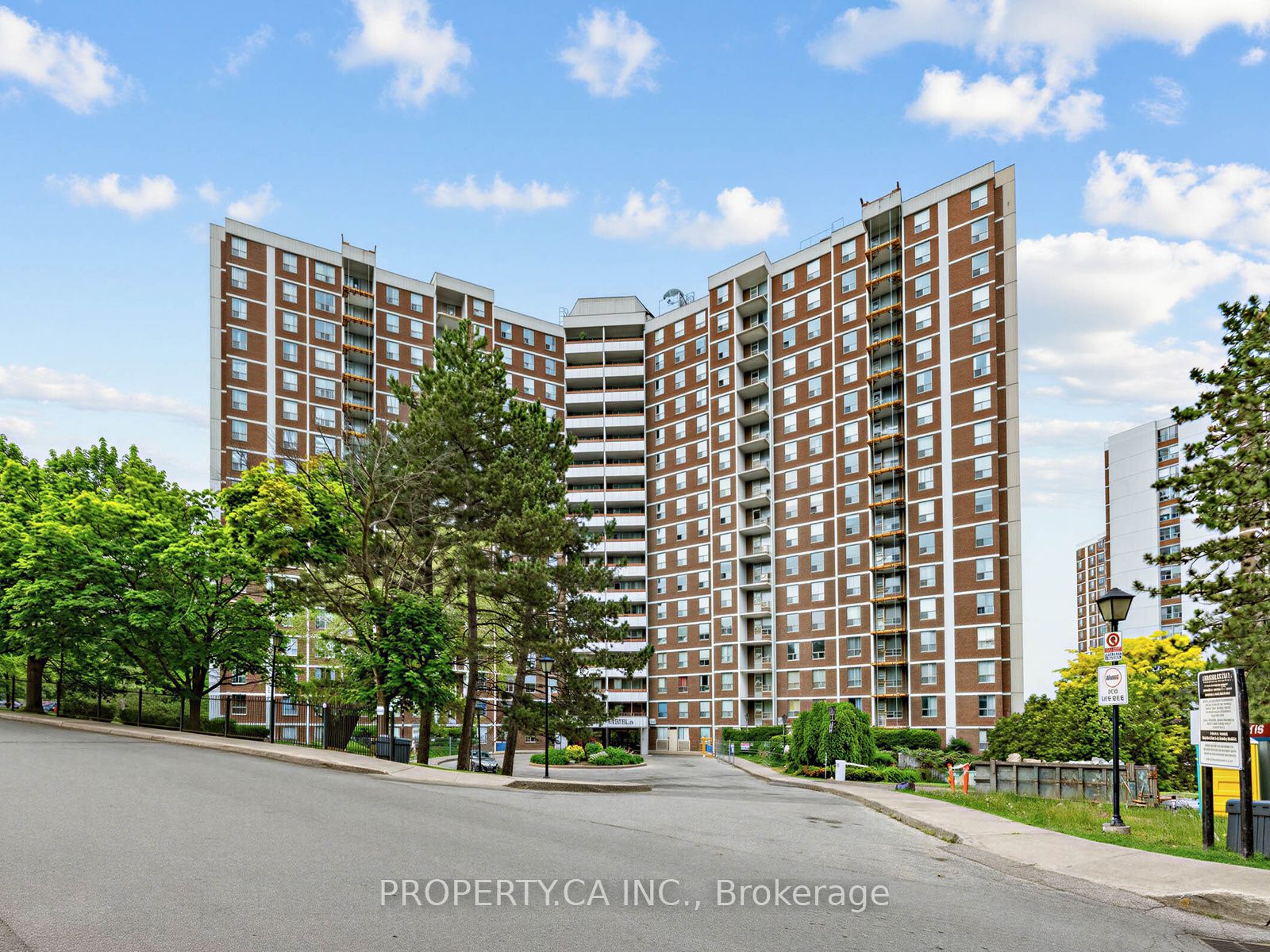 708-10 Edgecliffe Golfway, Toronto, ON, M3C 3A3
