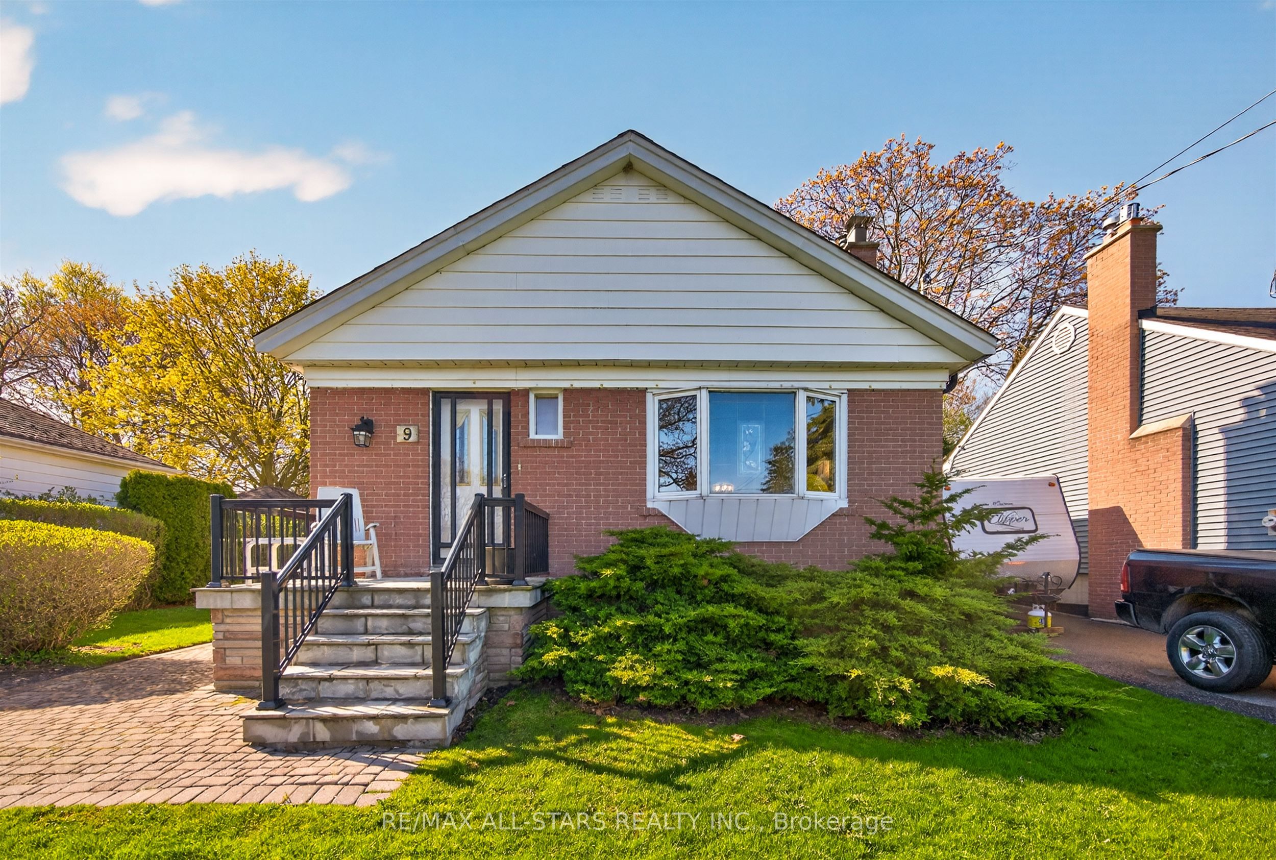 9 Martindale Road, Toronto, ON, M1M 2B6
