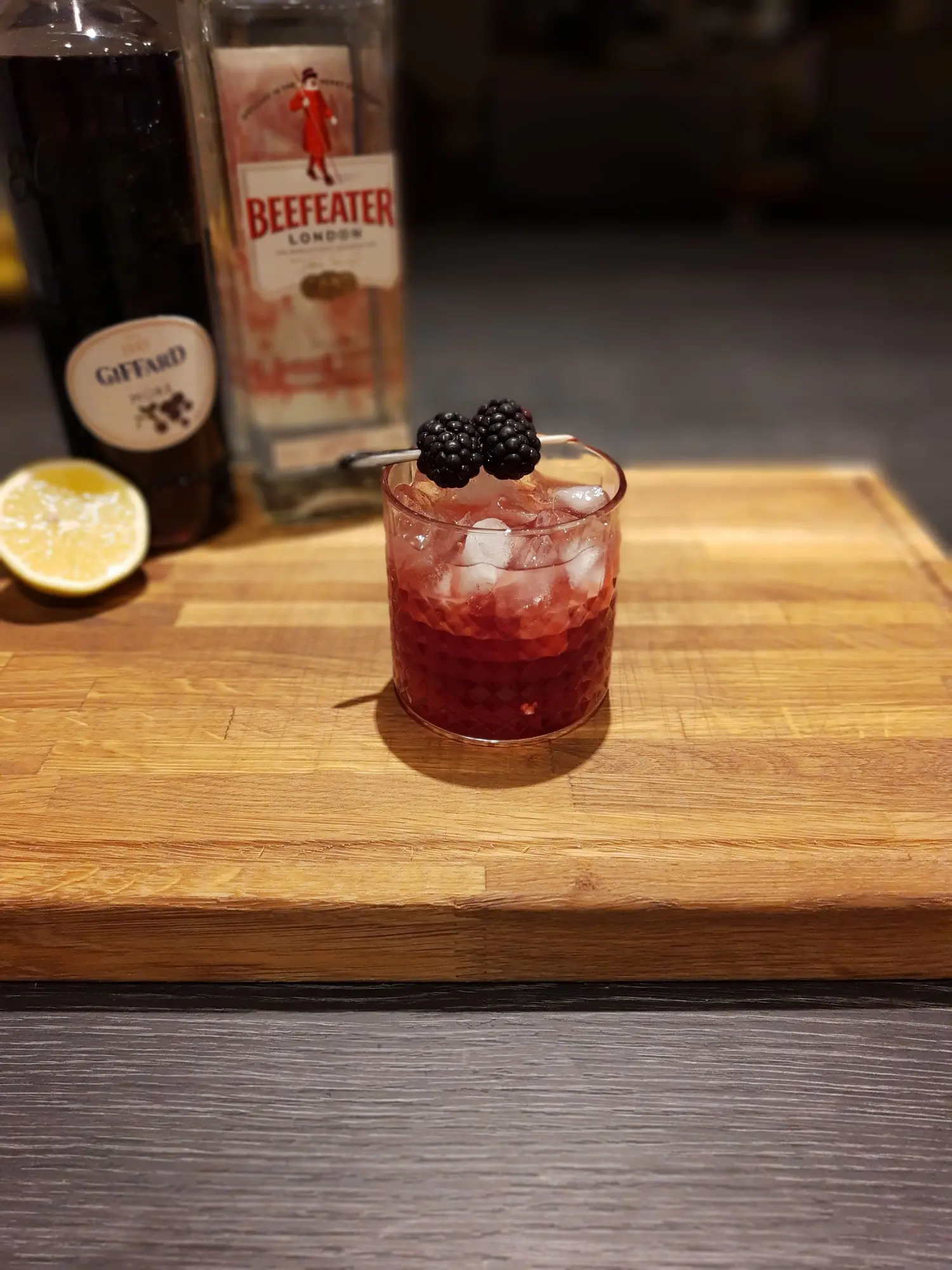 Smag den engelske sommer. Perfekt balance mellem sødt, syrligt og forfriskende. Lær hvordan du laver en fantastisk Bramble-cocktail.