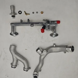LR122709 Verbessertes Aluminium-Kreuzrohr-Kühlmittelrohrsystem-Kit LR109402 Für Land Rover Range Rover Jaguar 5.0L AJ814056