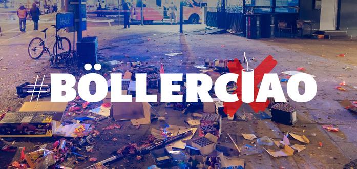 Zu sehen ist ein Platz,, auf dem sich die Müllreste der Silvesternacht sammeln.
Als Text ist "Böllerciao" zu lesen.