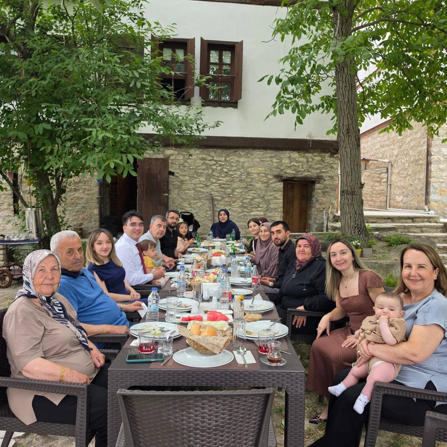 Avluda yemek