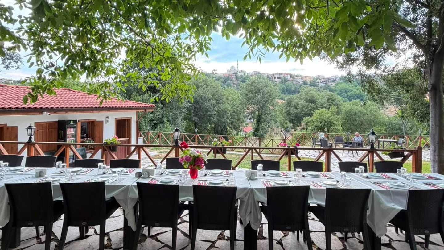 Zahidem Konakları’nın bahçesinde kurulu masa ve Safranbolu manzarası