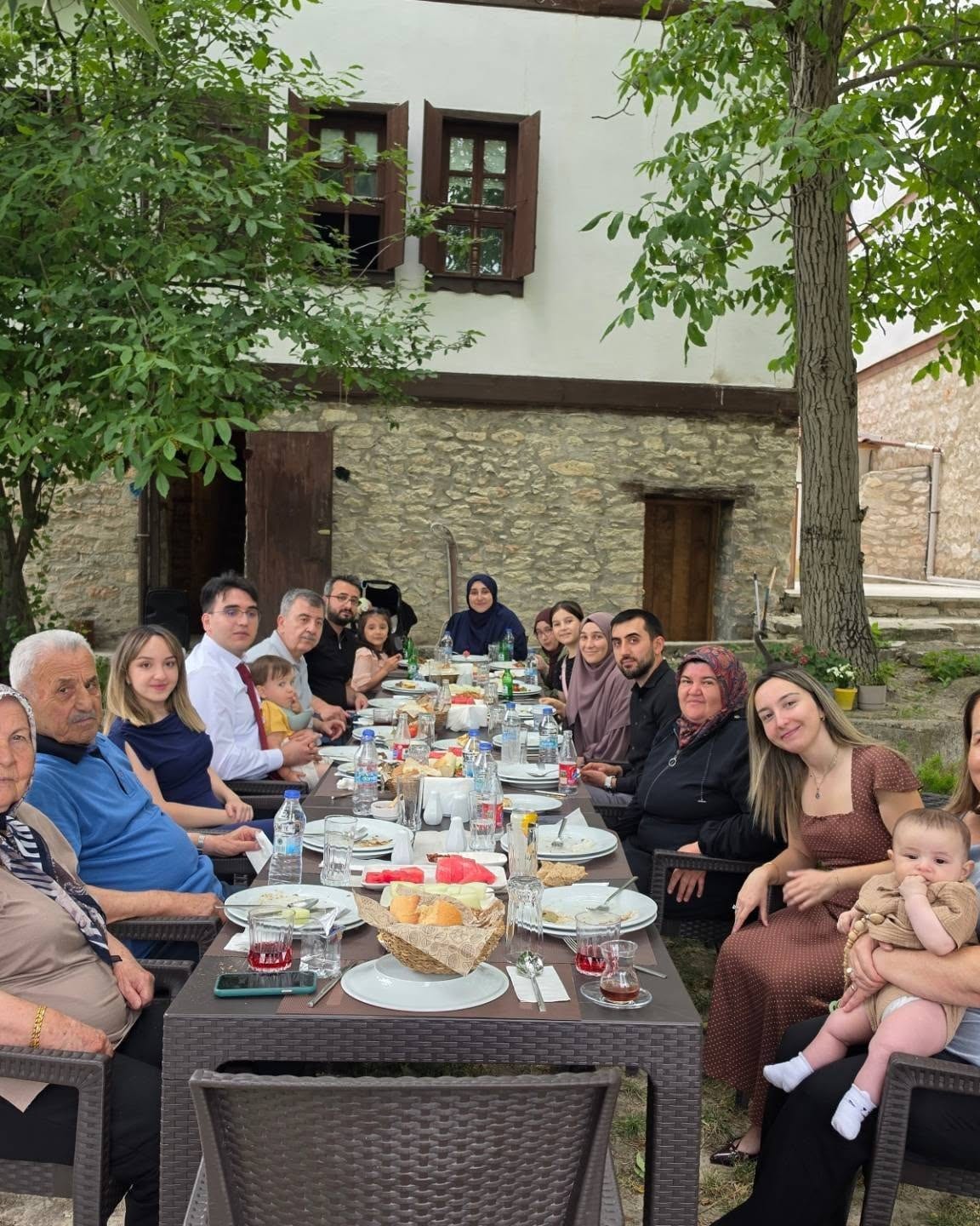 Konak avlusunda akşam yemeği