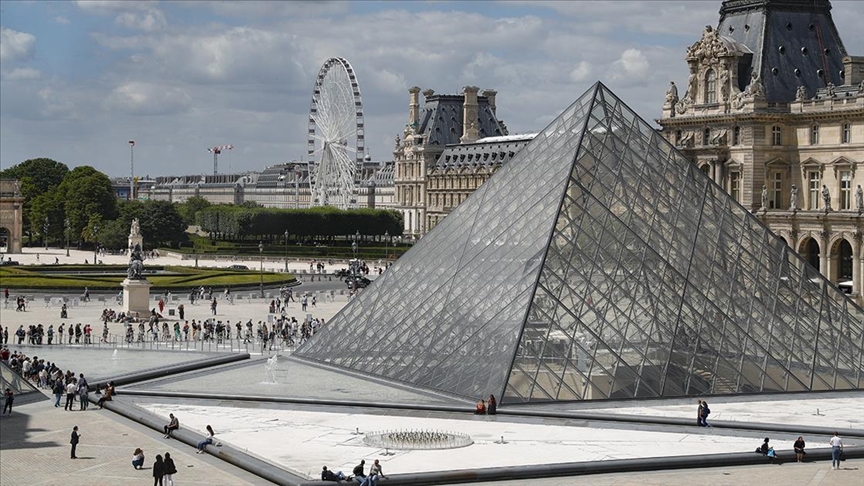 Louvre Müzesi soygunu sonrası kapılarını yeniden açtı
