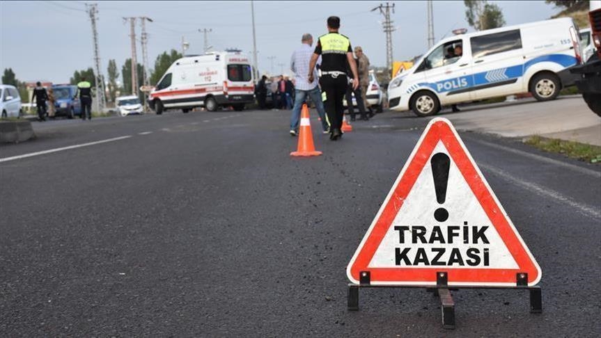 Denizli'de Anıta Çarpan Otomobildeki 2 Kişi Yaralandı