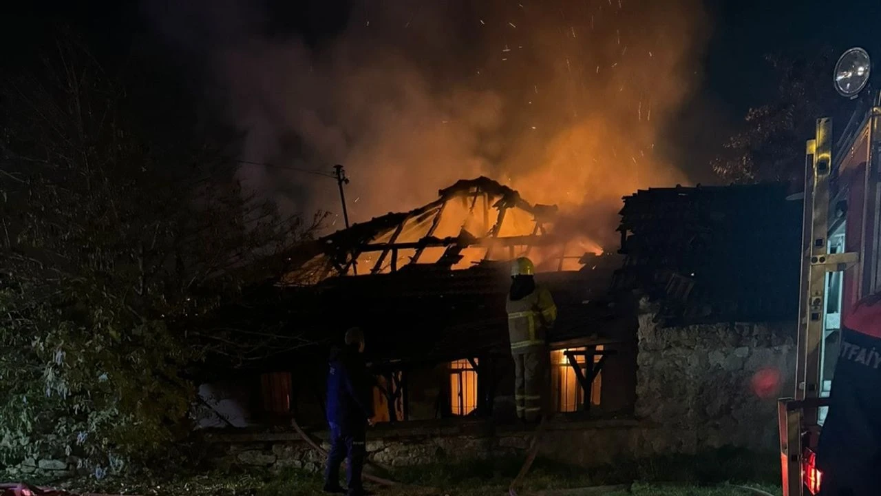 Pamukkale’de İki Katlı Binada Yangın: Kadın Dumandan Etkilendi