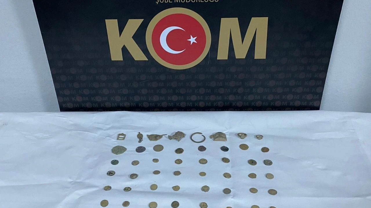 Uşak’ta Kaçakçılık Operasyonu: Roma ve Bizans Dönemine Ait 320 Sikke ve 30 Obje Ele Geçirildi