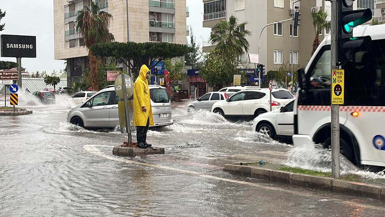 Antalya'da Sağanak ve Dolu Etkili Oldu: Ağaçlar Devrildi, Yollar Sular Altında Kaldı