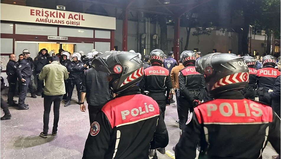 İzmir'de 'Dur' İhtarına Uymayıp Polise Çarpan Sürücü Gözaltına Alındı