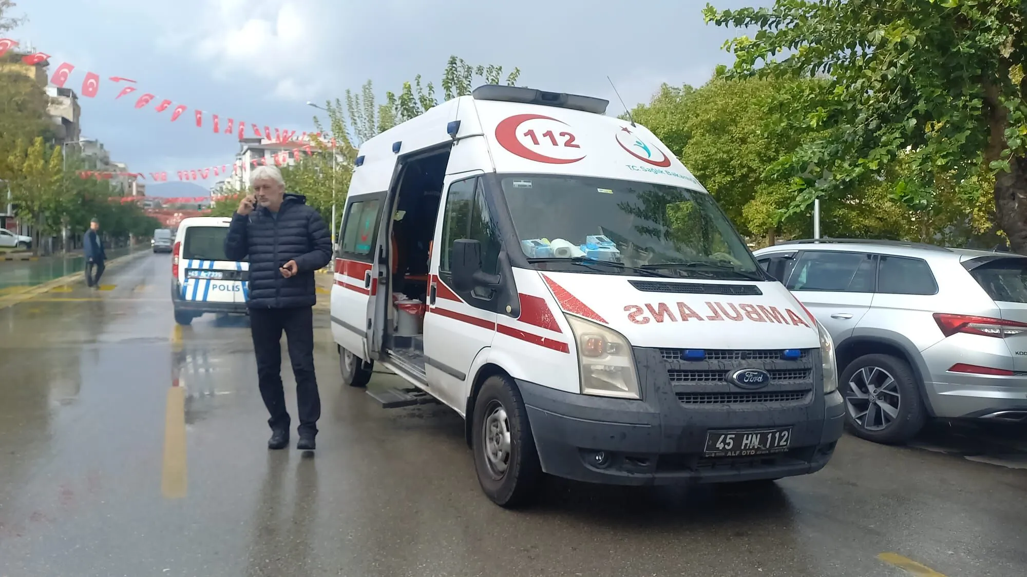 Manisa'da Sokak Kavgası: Bir Kişi Sırtından Bıçakla Yaralandı