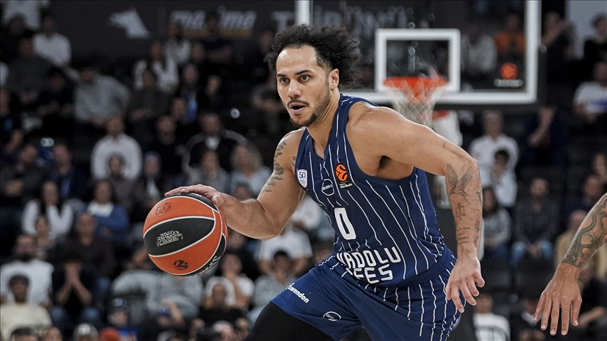 Anadolu Efes EuroLeague'de Paris'i 90-80 Yendi: 3. Galibiyetini Aldı