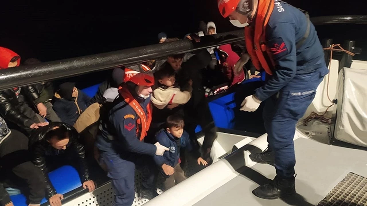 İzmir Açıklarında Düzensiz Göçmen Operasyonları: 135 Kişi Kurtarıldı