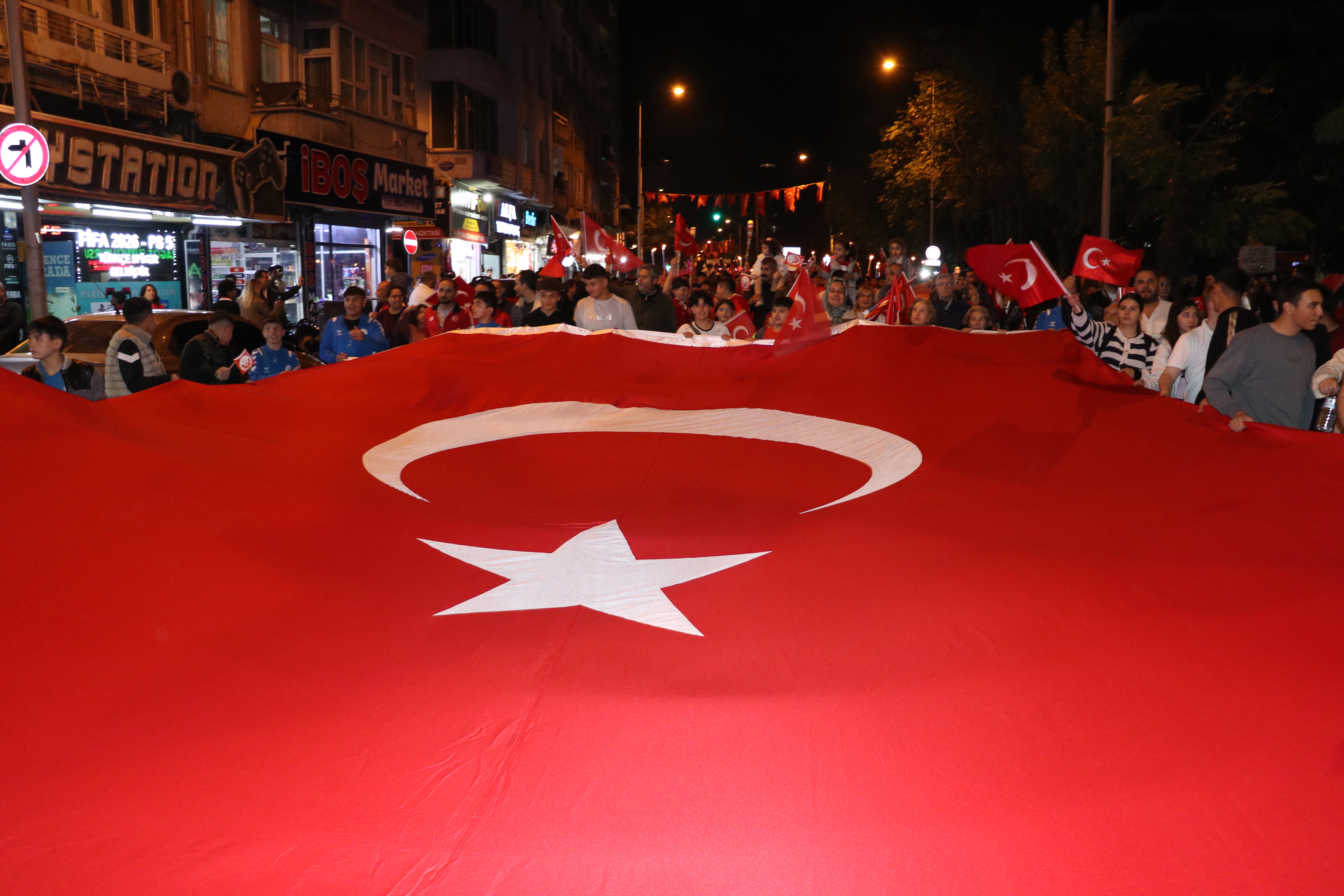Hakkari'de Cumhuriyet'in 102. Yılı Kortej Yürüyüşü ile Kutlandı