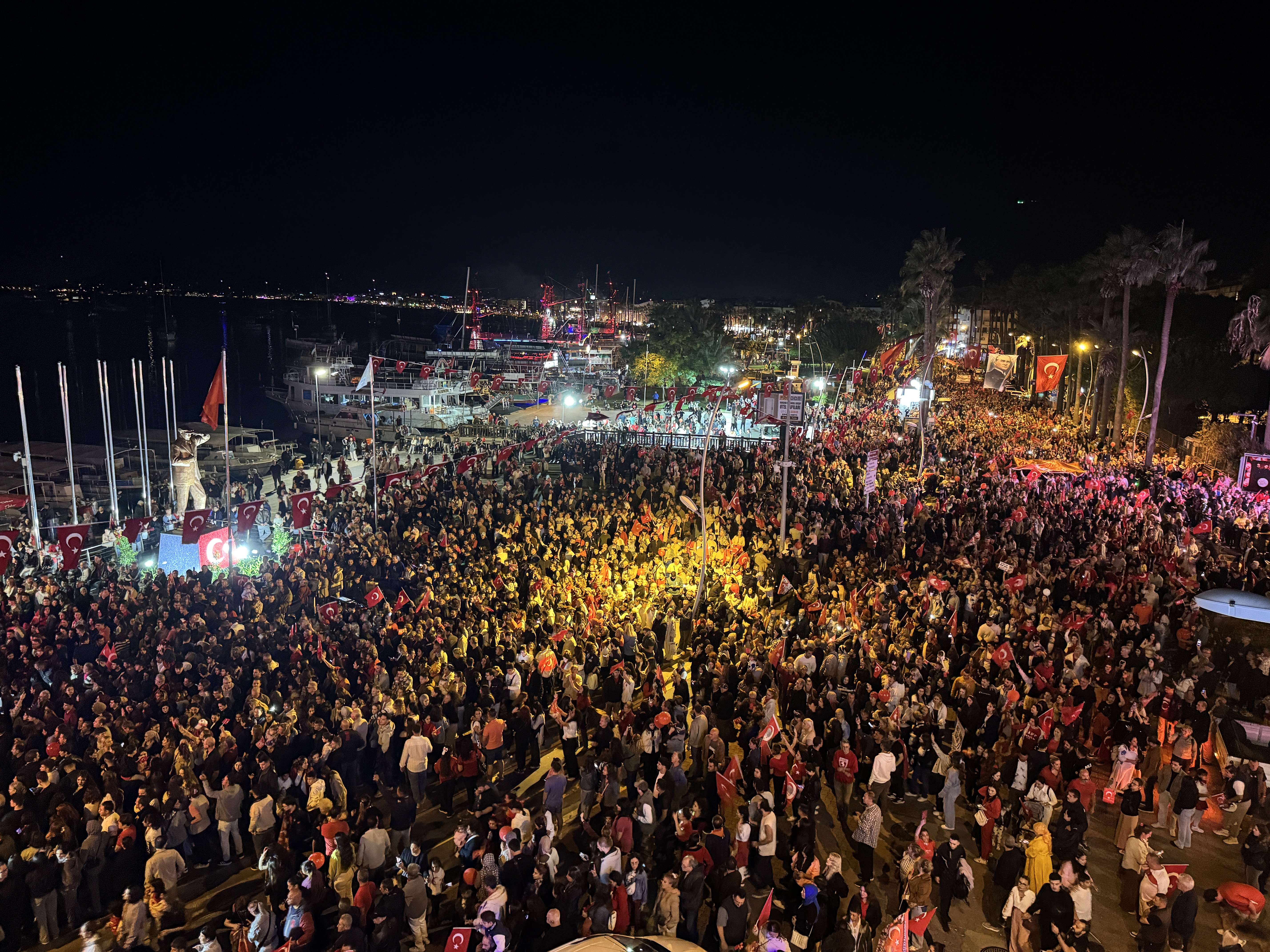 Muğla Marmaris'te Cumhuriyet'in 102. Yılı Fener Alayıyla Kutlandı