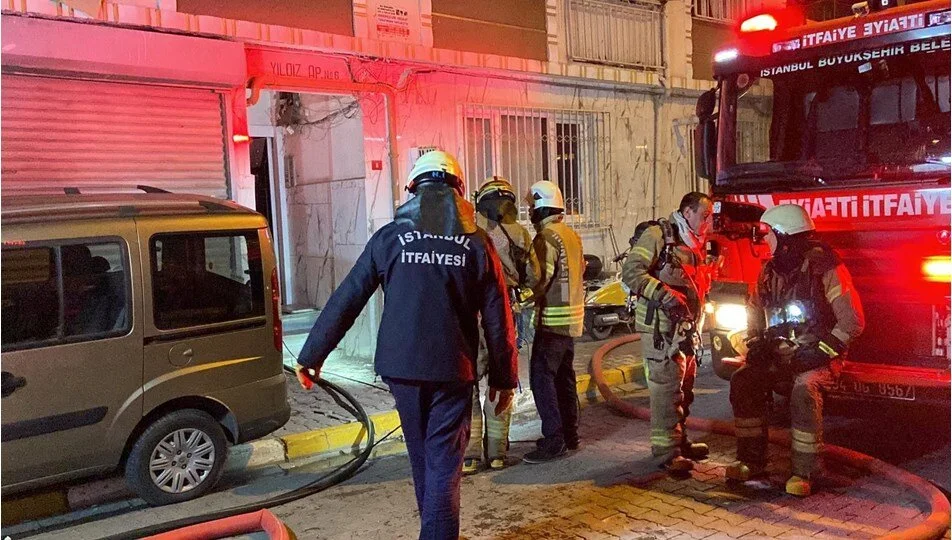 Beyoğlu'nda Apartmanda Çıkan Yangında Mahsur Kalan 8 Kişi Kurtarıldı