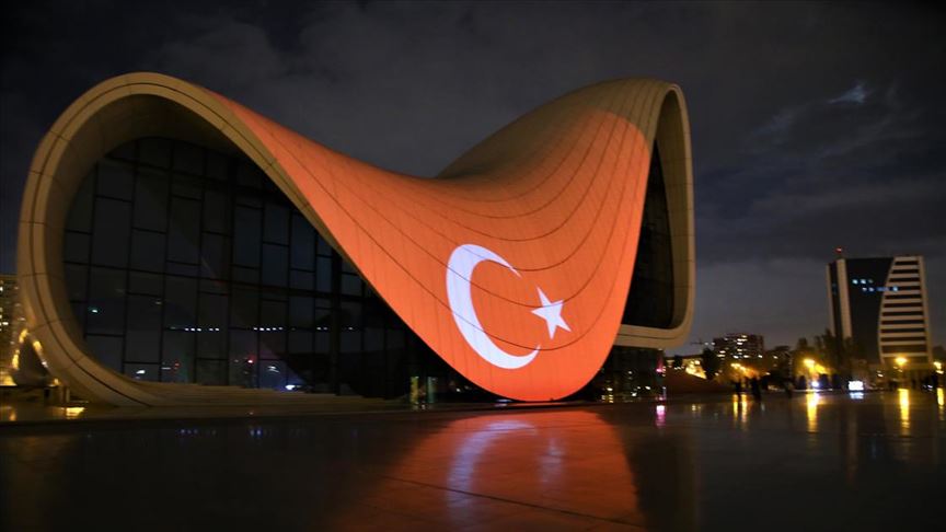 Bakü, Cumhuriyet Bayramı'nda Kırmızı-Beyaza Büründü