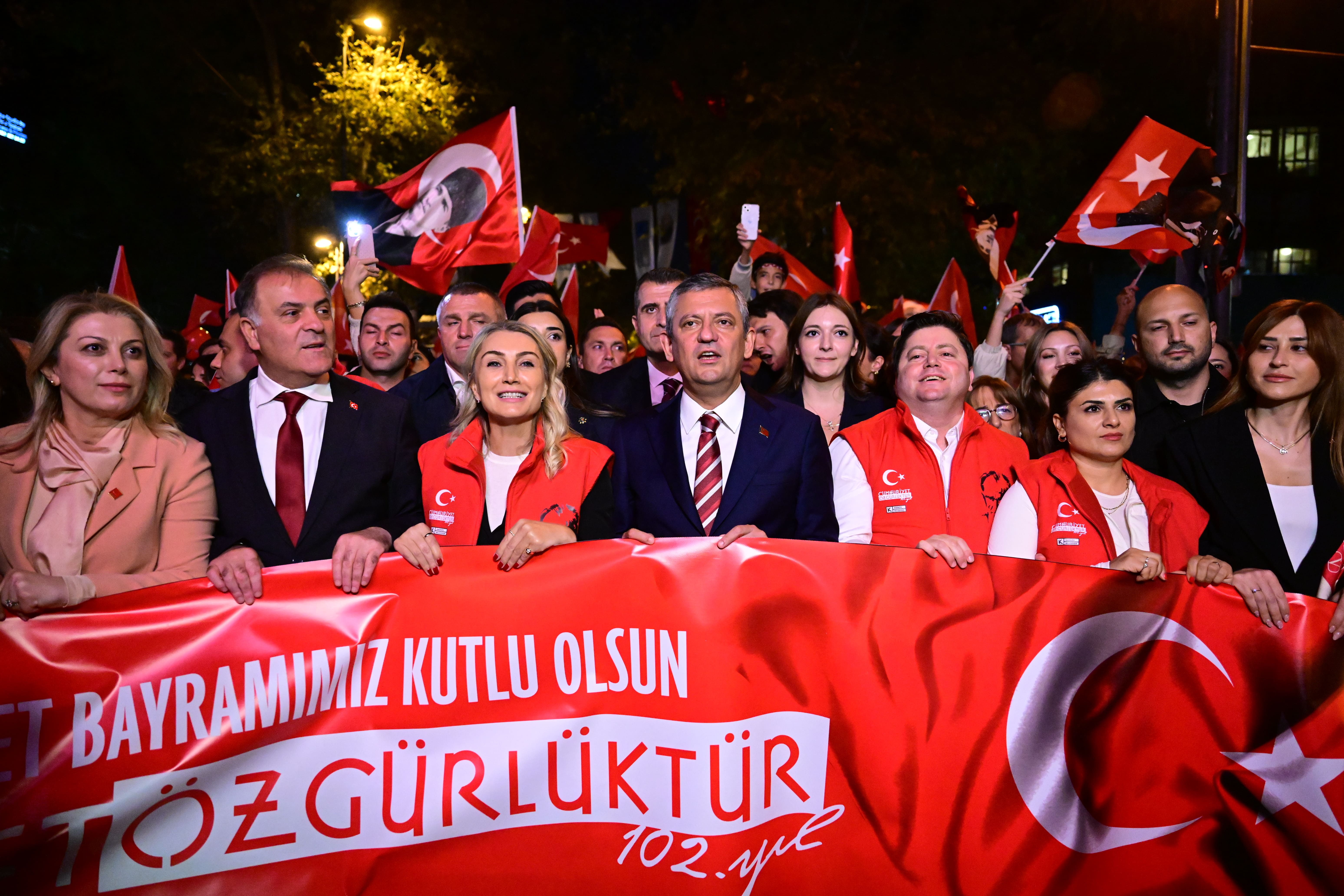 Özgür Özel, Kadıköy'deki 29 Ekim Cumhuriyet Yürüyüşü'ne Katıldı