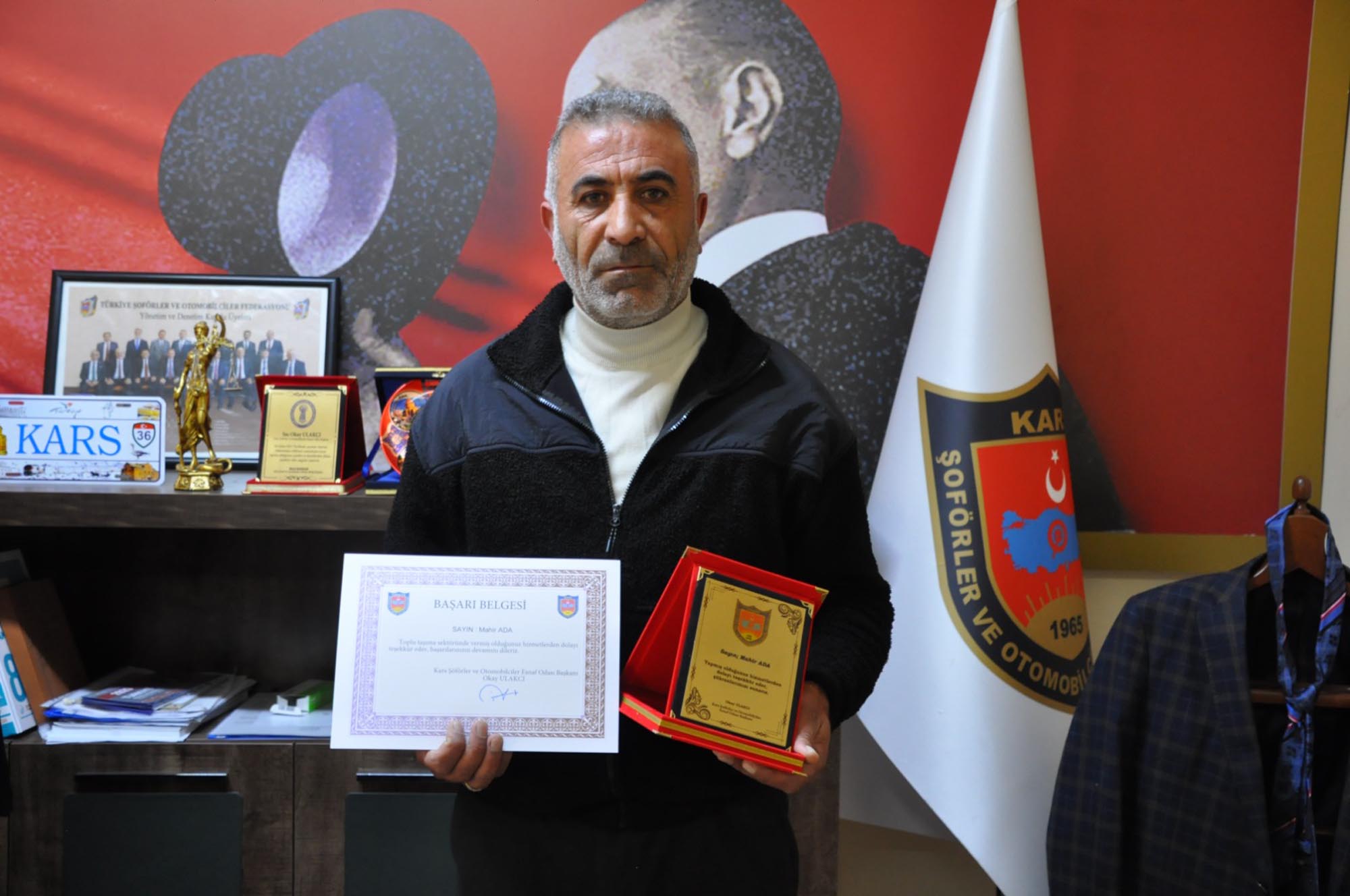 Kars'ta Dolmuş Şoförünün Örnek Davranışına Teşekkür Belgesi ve Plaket Verildi