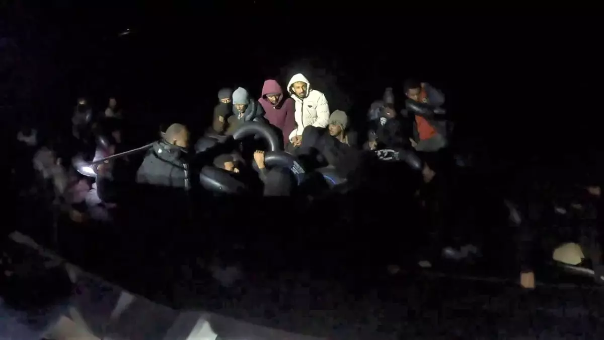 İzmir Açıklarında 43 Düzensiz Göçmen Kurtarıldı