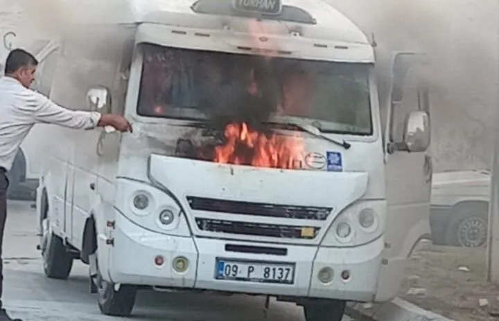 Aydın Nazilli'de Park Halindeki Minibüs Alev Aldı
