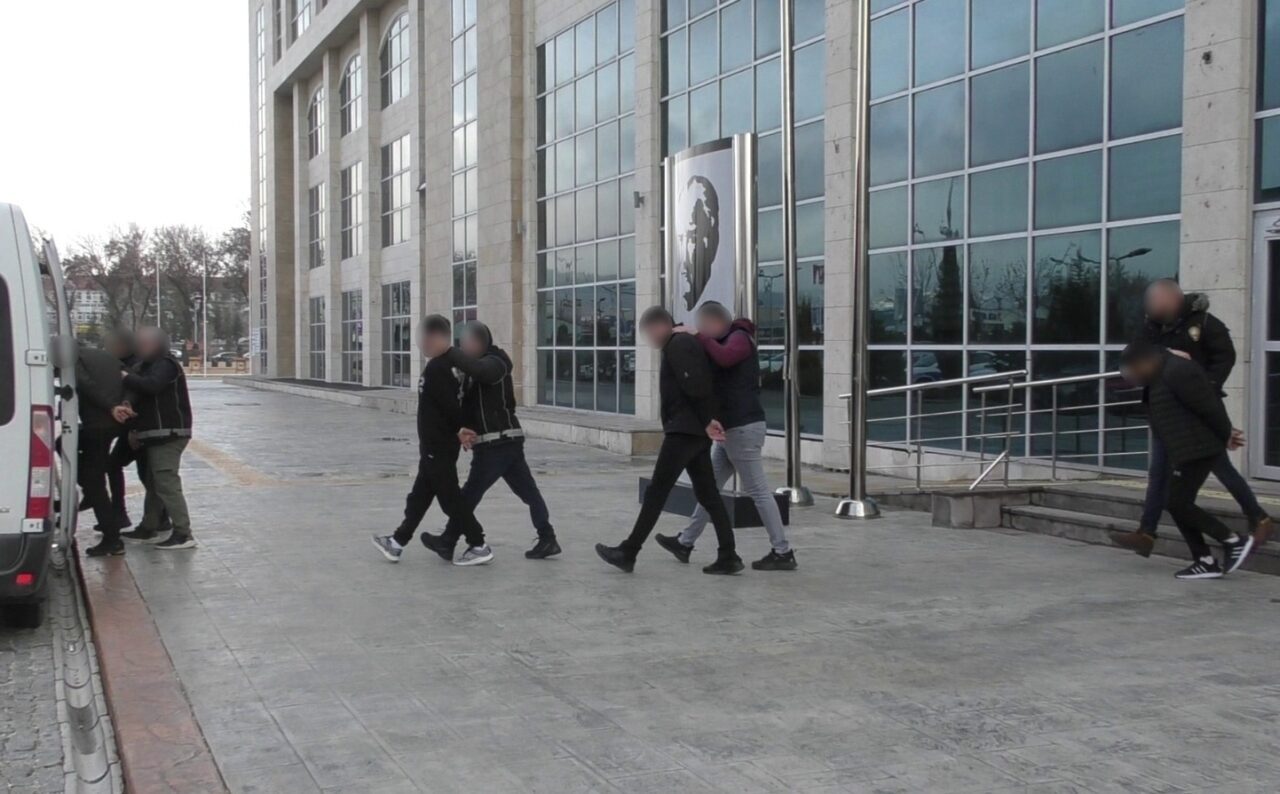 Uşak'ta Uyuşturucu Operasyonunda Yakalanan Zanlı Tutuklandı