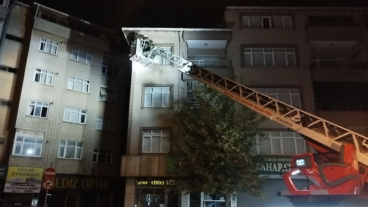 Kocaeli'de Çöken Apartmanın Yakınındaki 3 Bina Daha Tahliye Edildi