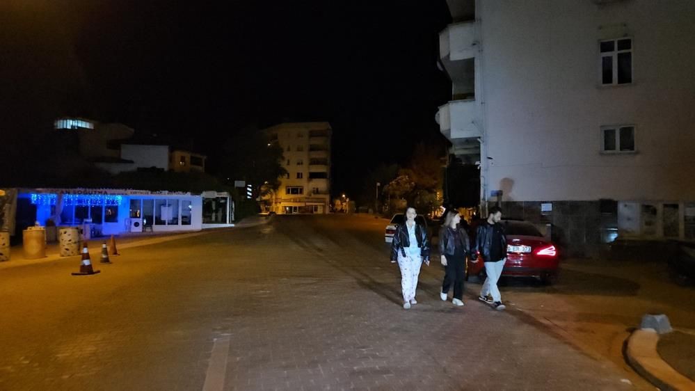 Depremin Yaşandığı Sındırgı'da Vatandaşlar Günlük Yaşama Dönmeye Çalışıyor