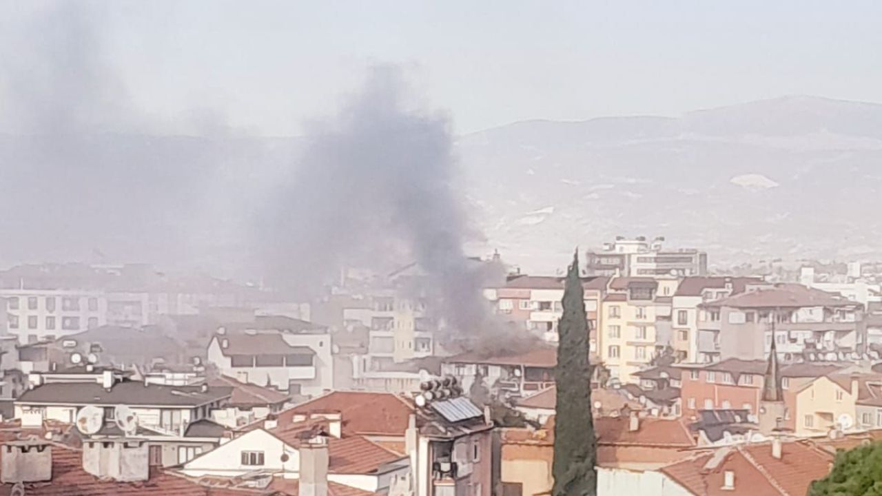 Denizli Pamukkale'de Çatı Katında Yangın: 2 Kişi Dumandan Etkilendi